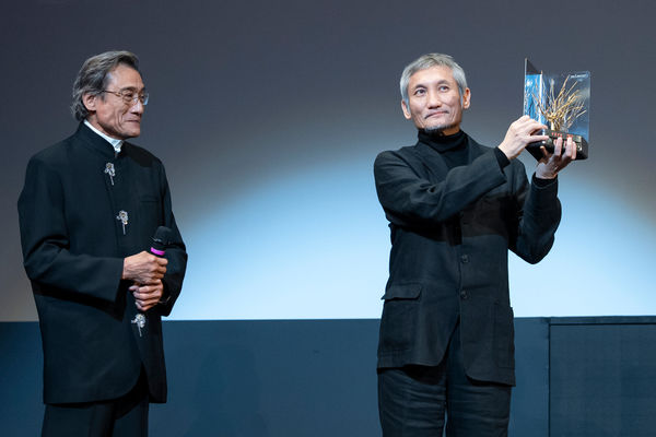 ▲徐克獲得金桑樹終身成就獎，梁家輝不遲千里趕來頒獎。（圖／烏迪內遠東國際電影節提供）