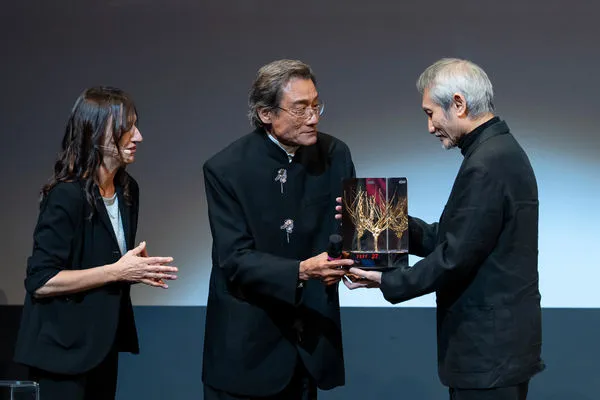 ▲徐克獲得金桑樹終身成就獎，梁家輝不遲千里趕來頒獎。（圖／烏迪內遠東國際電影節提供）