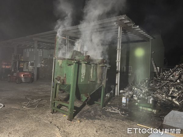 ▲▼金門縣消防局指揮中心於昨日下午19時13分接獲民眾通報，指三多路附近一處回收場冒出大量濃煙。（圖／記者林名揚翻攝）