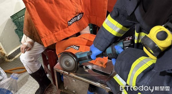 ▲▼汐止1家炸雞店加工廠，傳出有女員工施作絞肉機，不慎造成左手前臂夾困。（圖／記者邱中岳翻攝）