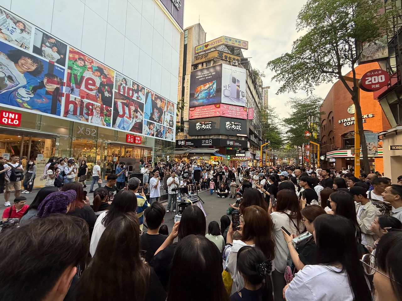 ▲▼蔡旻佑快閃西門街頭。（圖／人見人愛提供）