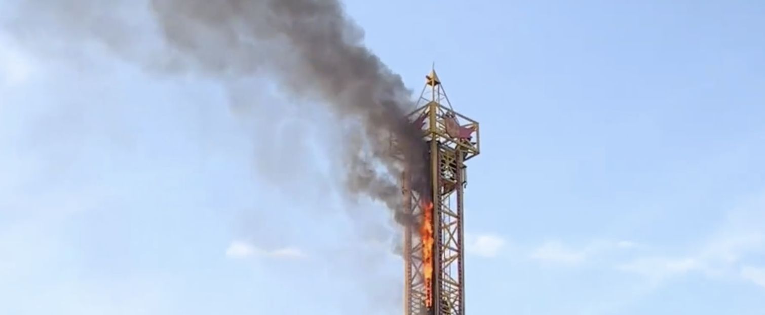 ▲廣西南寧方特遊樂園內的「自由落體」設施起火燃燒，未造成遊客傷亡。（圖／翻攝微博）