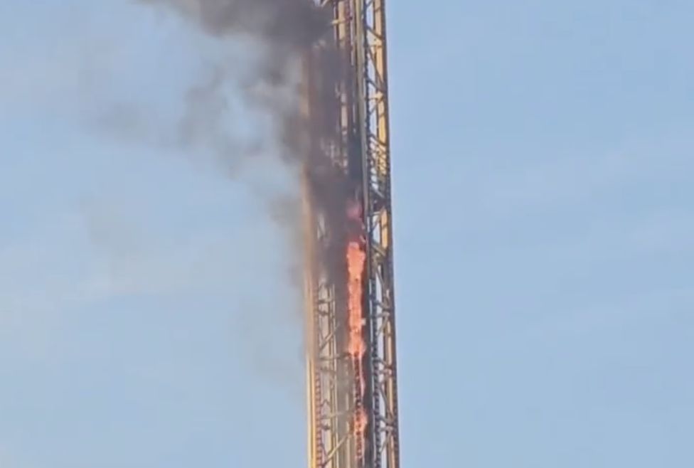 ▲廣西南寧方特遊樂園內的「自由落體」設施起火燃燒，未造成遊客傷亡。（圖／翻攝微博）