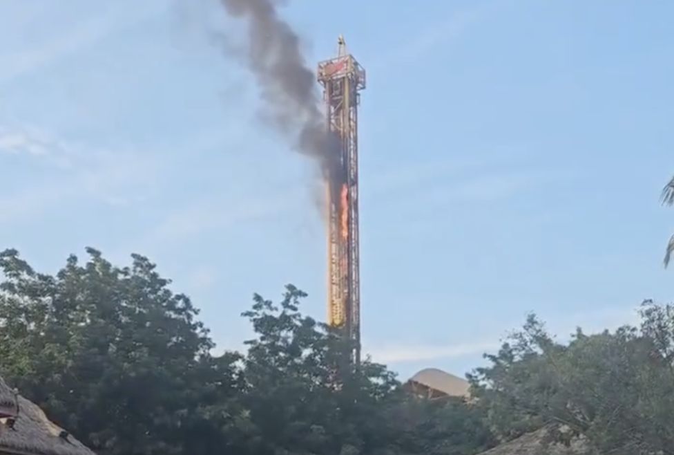 ▲廣西南寧方特遊樂園內的「自由落體」設施起火燃燒，未造成遊客傷亡。（圖／翻攝微博）