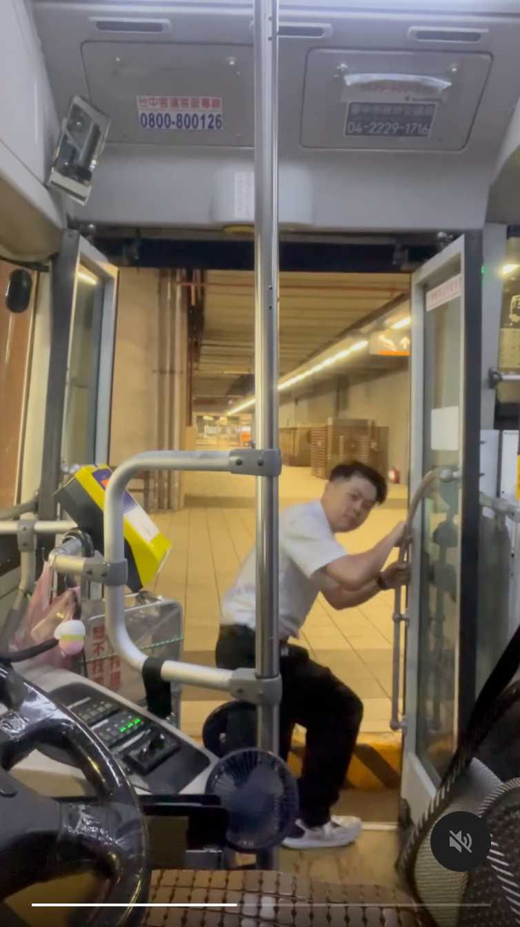 公車門口「禁止站立」卻有扶手？他發文釣出司機親解　4萬人笑瘋
