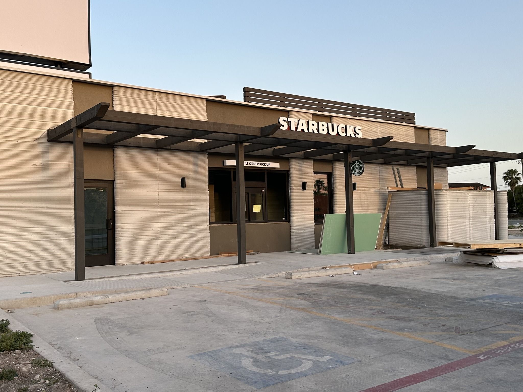 ▲全球首間3D列印的星巴克門市。（圖／翻攝City of Brownsville, TX - Municipal Government官方粉絲頁）