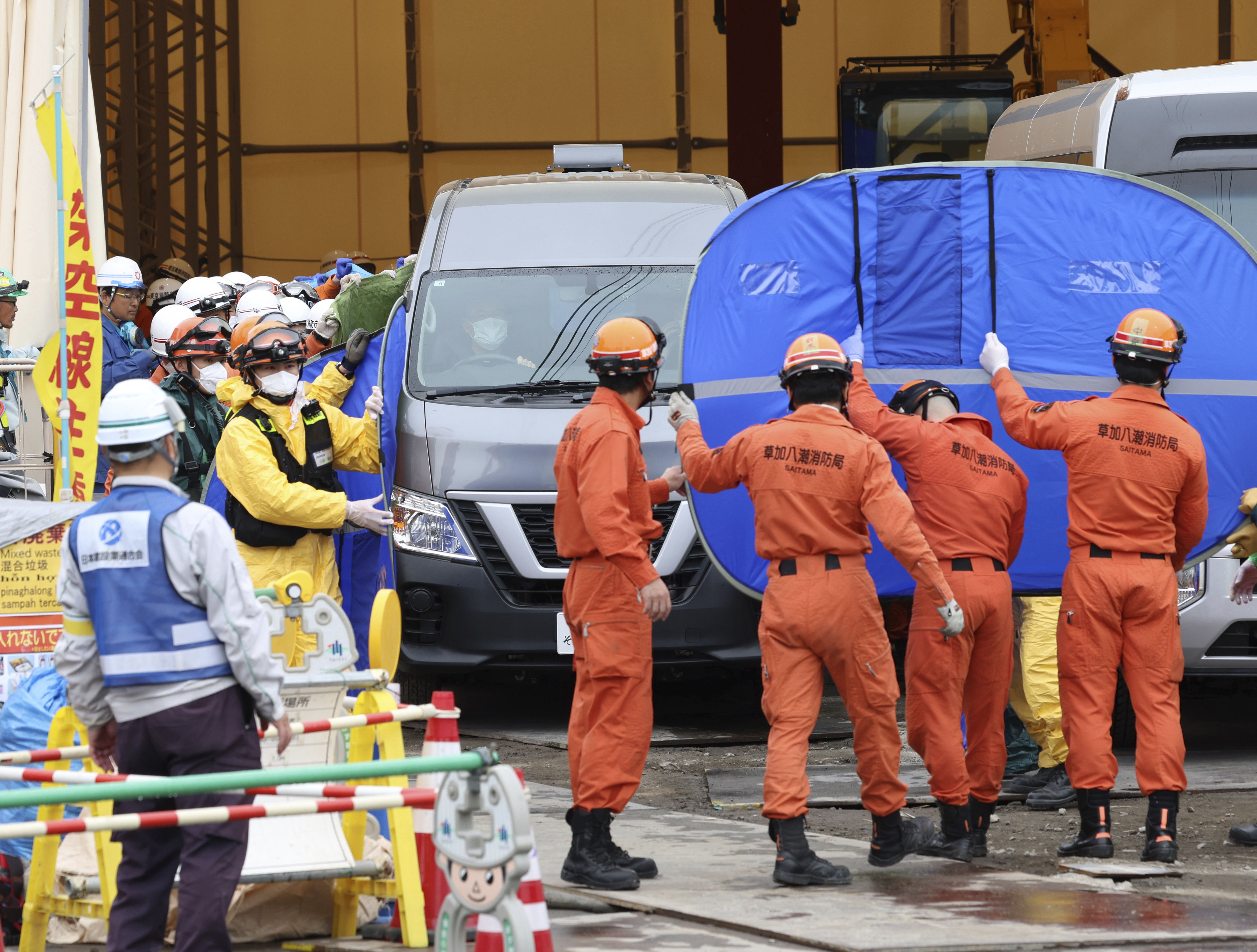 ▲▼貨車司機被發現陳屍在下水道內的駕駛座內，消防員將遺體運往警察署。（圖／達志影像／美聯社）
