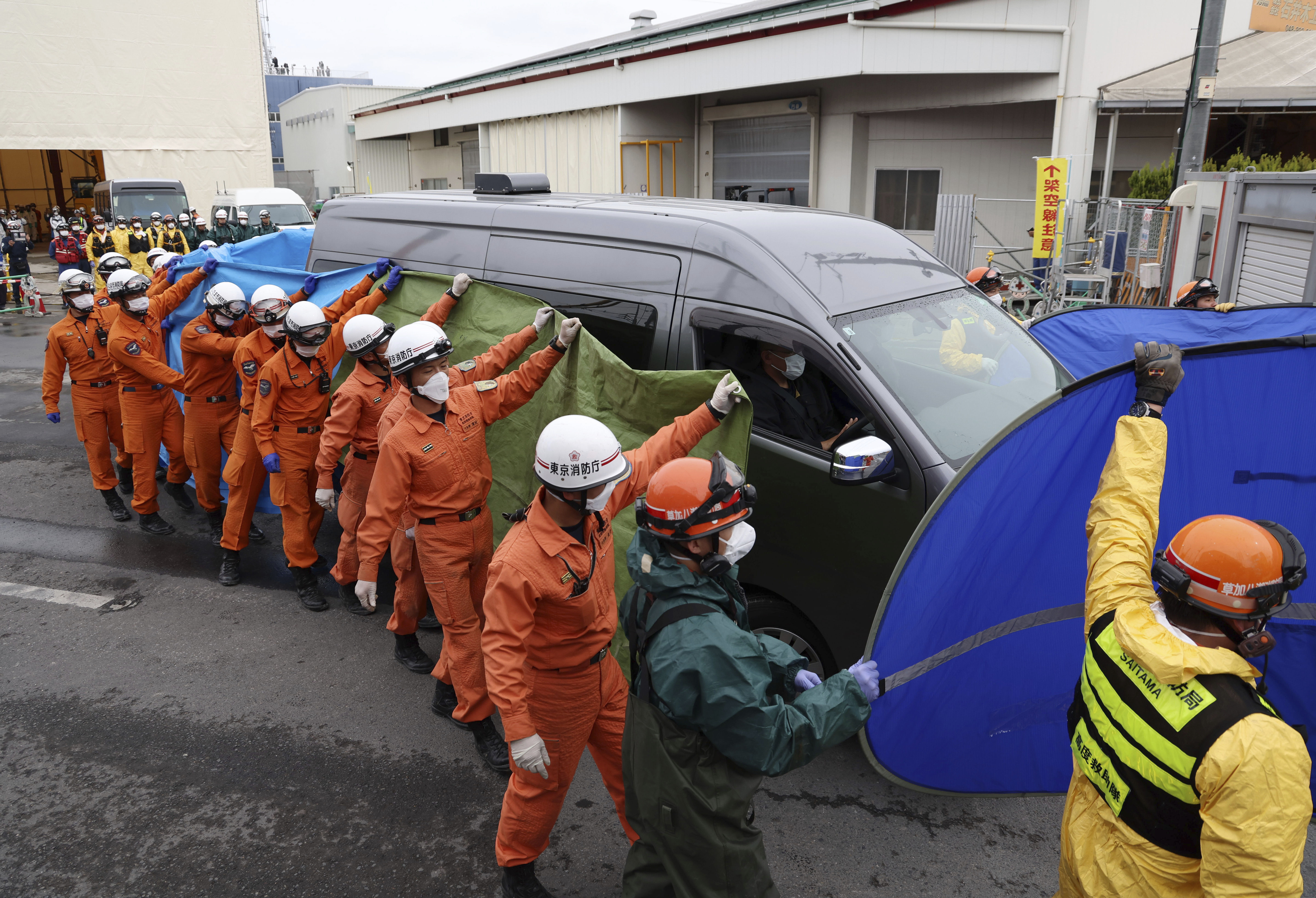 ▲▼貨車司機被發現陳屍在下水道內的駕駛座內，消防員將遺體運往警察署。（圖／達志影像／美聯社）