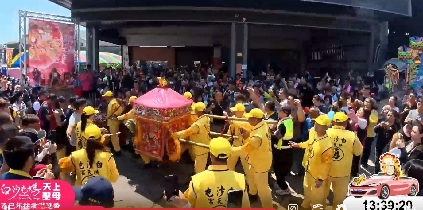 ▲拱天宮白沙屯媽祖到彰化了。（圖／翻攝自白沙屯拱天宮直播）彰化縣警局提供