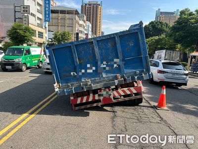 快訊/台中NOVA旁驚現天坑!貨車傾斜卡路中 現場封閉管制