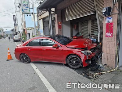 3人圍車討債!賓士男催油門猛撞...失控衝民宅5人傷 妻也送醫