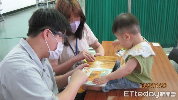 ▲雲林第二監獄附設女子看守所在母親節前以「為孩子說故事」為主題舉辦親子日親子共讀活動。（圖／記者游瓊華翻攝）
