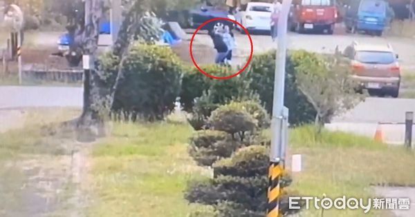 ▲▼     屏東縣議員林明順昨（1）日打羽球時，一名林姓男子疑似挑釁大小聲        。（圖／記者陳崑福翻攝）