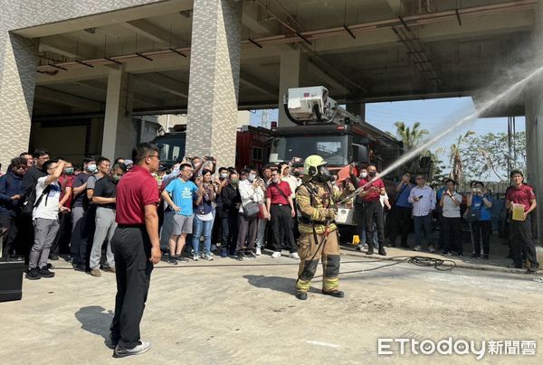▲台南市消防局於南科舉辦火災防護訓練，展演高壓細水霧消防車設備，加強企業與義消實戰應變力。（記者林東良翻攝，下同）