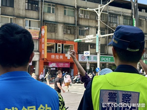 ▲▼  徐巧芯街邊宣講遭民眾比中指及倒讚 。（圖／記者崔至雲攝）