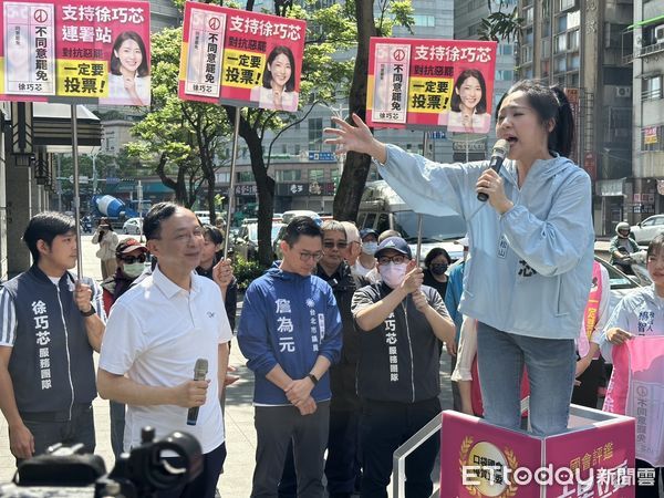 ▲▼  徐巧芯街邊宣講遭民眾比中指及倒讚 。（圖／記者崔至雲攝）
