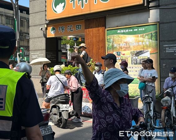 ▲▼  徐巧芯街邊宣講遭民眾比中指及倒讚 。（圖／記者崔至雲攝）