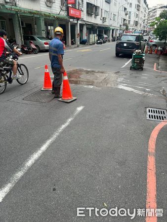 ▲社區保全質疑違法施工，警員解釋合規，保全聽解釋嗆警走開並提出申訴。（圖／記者陸運陞翻攝）