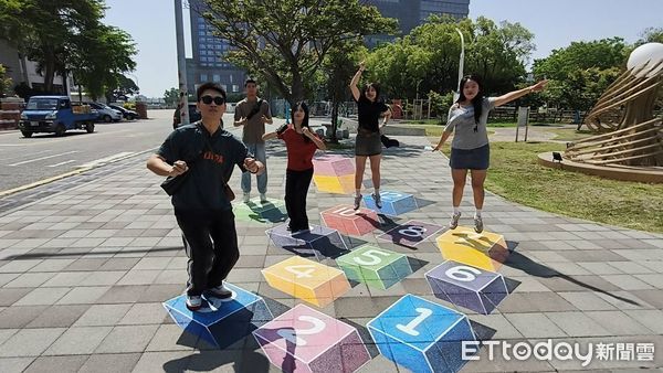 ▲▼金門打卡新亮點！金湖鎮推「3D漂浮跳房子」，繽紛童趣超好拍。（圖／記者林名揚翻攝）