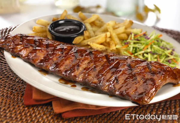 ▲▼TGI FRIDAYS台中崇德店5/5試營運　5/6起連3天豬肋排買一送一。（圖／開展集團提供）