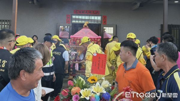 ▲▼ 白沙屯媽祖今（２）日行經台中市一處民宅，並進入為該戶一家人賜福。（圖／記者楊永盛翻攝）