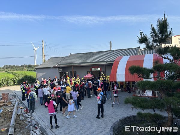 ▲▼ 白沙屯媽祖今（２）日行經台中市一處民宅，並進入為該戶一家人賜福。（圖／記者楊永盛翻攝）