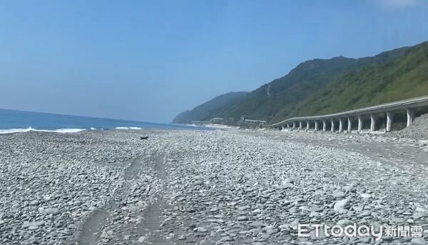 ▲民眾在海灘拍下山羌身影。（圖／記者楊漢聲翻攝）