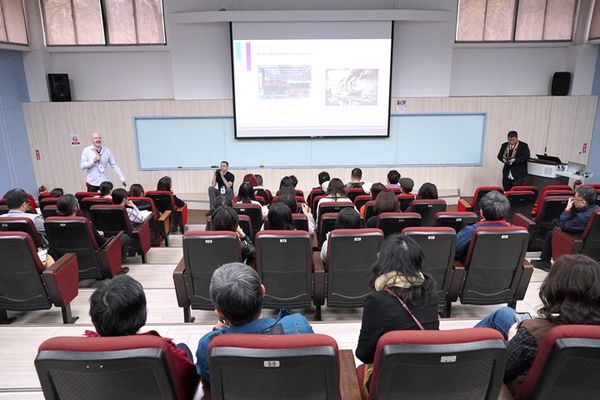 ▲「EMI雙語教學研討會」會後眾人合影留念。（中華大學提供）