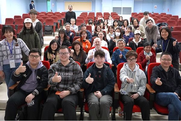 ▲「EMI雙語教學研討會」會後眾人合影留念。（中華大學提供）