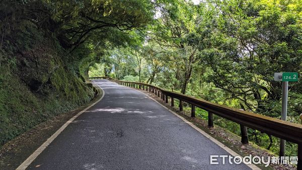 ▲▼中橫神木段進行路面修復工程，即日起實施2小時放行1次交通管制。（圖／公路局提供，下同）