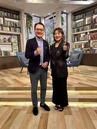 ▲王彩樺(右)接受鄭弘儀訪問。（圖／三立提供）