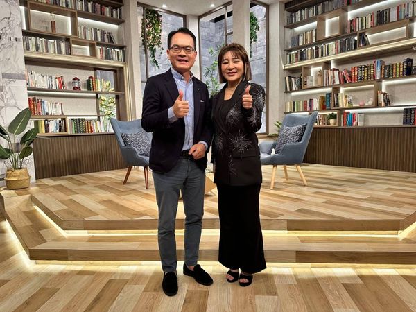 ▲王彩樺(右)接受鄭弘儀訪問。（圖／三立提供）