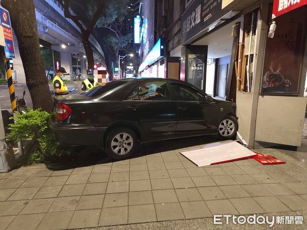 ▲徐千京左轉時未禮讓，攔腰撞上對向直行車。（圖／記者陸運陞翻攝）