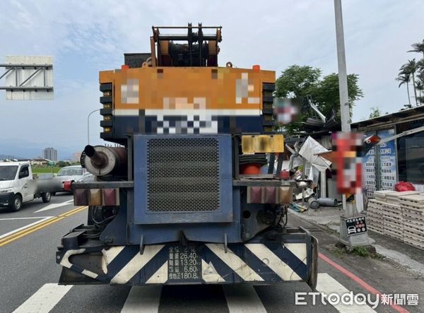 ▲▼大吊車路口右轉後竟衝進蔥油餅店，毀店家也撞斷一旁電桿。（圖／記者游芳男翻攝，下同）