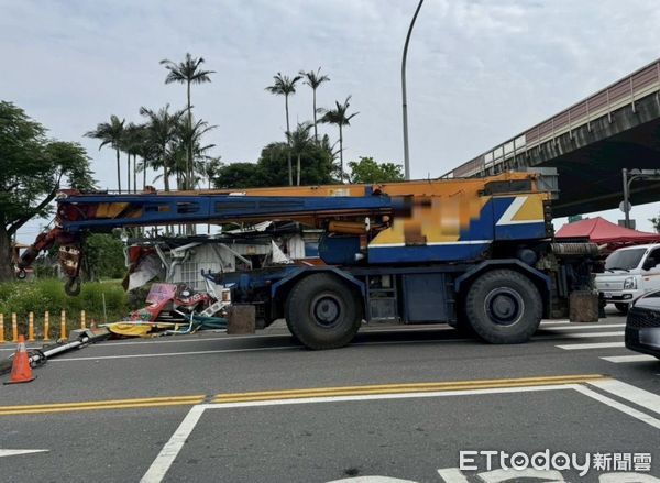 ▲▼大吊車路口右轉後竟衝進蔥油餅店，毀店家也撞斷一旁電桿。（圖／記者游芳男翻攝，下同）