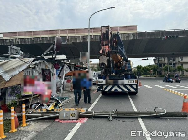 ▲▼大吊車路口右轉後竟衝進蔥油餅店，毀店家也撞斷一旁電桿。（圖／記者游芳男翻攝，下同）