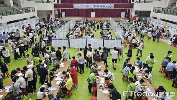 ▲▼高雄大量職缺釋出！逾千工作機會聯合徵才　月薪上看4萬。（圖／記者賴文萱翻攝）