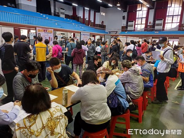 ▲▼高雄大量職缺釋出！逾千工作機會聯合徵才　月薪上看4萬。（圖／記者賴文萱翻攝）