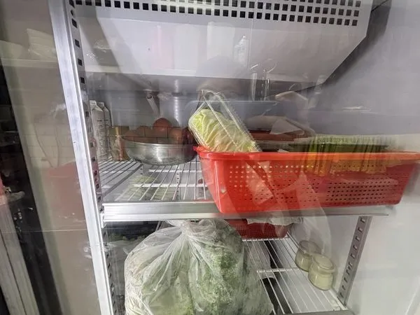 ▲▼麻辣火鍋店供應的冰淇淋內有碎玻璃，北市衛生局前往稽查。（圖／北市衛生局提供）