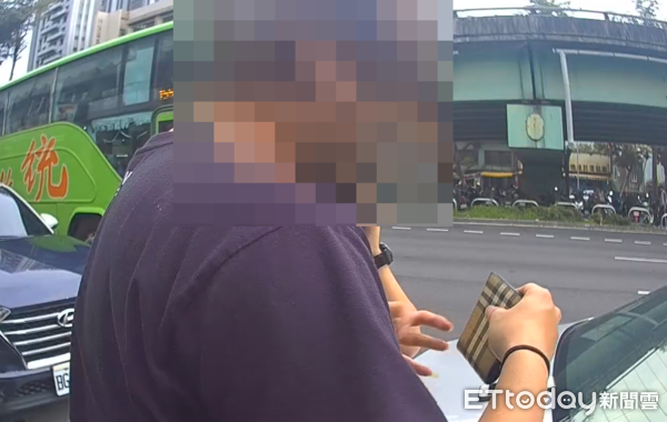 ▲▼台中男子身揹8萬元DIOR名牌包頻頻提款，被員警盤查索性不辯解。（圖／民眾提供，下同）