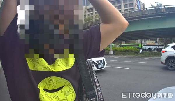 ▲▼台中男子身揹8萬元DIOR名牌包頻頻提款，被員警盤查索性不辯解。（圖／民眾提供，下同）