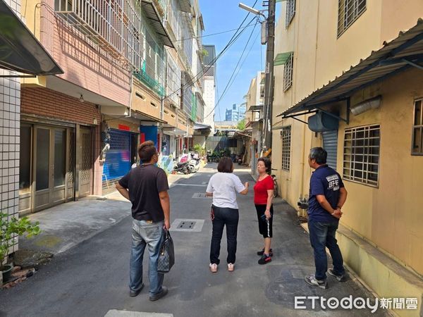 ▲▼疑建商開挖「地下水全湧工地」！居民停水1個多月，提水提到手傷。（圖／記者賴文萱翻攝）