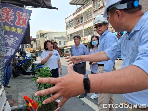 ▲▼疑建商開挖「地下水全湧工地」！居民停水1個多月，提水提到手傷。（圖／記者賴文萱翻攝）