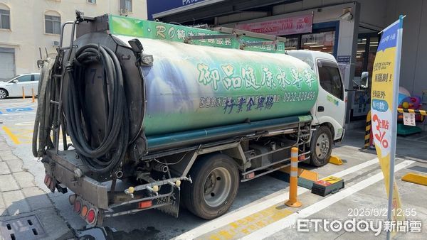 ▲▼疑建商開挖「地下水全湧工地」！居民停水1個多月，提水提到手傷。（圖／記者賴文萱翻攝）