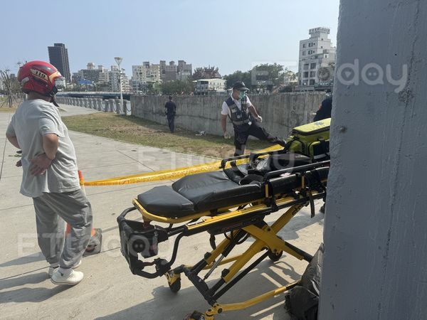 ▲一名男子疑似溺水，救起後明顯死亡，現場拉起封鎖線             。（圖／記者吳世龍攝）