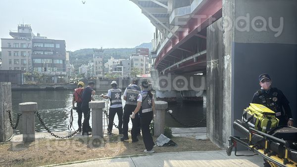 ▲一名男子疑似溺水，救起後明顯死亡，現場拉起封鎖線             。（圖／記者吳世龍攝）