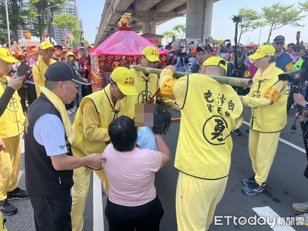 ▲▼        母抱3歲癲癇女跪拜     。（圖／記者鄧木卿翻攝）