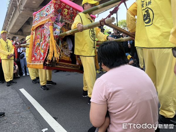 ▲▼        母抱3歲癲癇女跪拜     。（圖／記者鄧木卿翻攝）