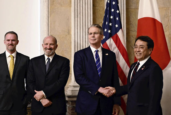 ▲▼ 日本經濟再生擔當大臣赤澤亮正在美東時間1日與美國財政部長班森特等人見面。（圖／達志影像／美聯社）