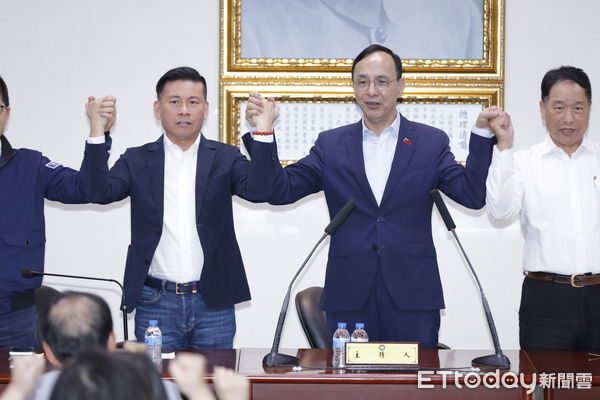 ▲▼國民黨台北市黨部第20屆第1次市委員、顧問臨時會議，黨主席朱立倫親臨會場為臨危受命接下台北市代理主委的台北市議會議長戴錫欽加油打氣。（圖／記者湯興漢攝）